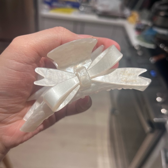 Floral Knows Pearlized Bow Hair Claw Clip Ivory Large Hair Clip Romantic NEW - Picture 6 of 6